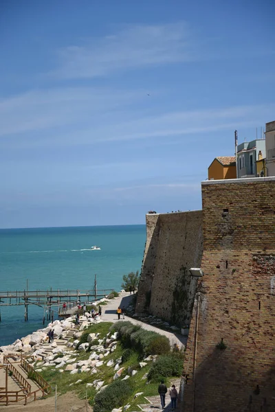 Akdeniz kıyısındaki eski kasabanın manzarası