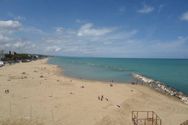 Sahilde yürüyen insanlar