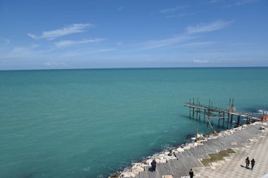 Denizdeki iskele manzarası.