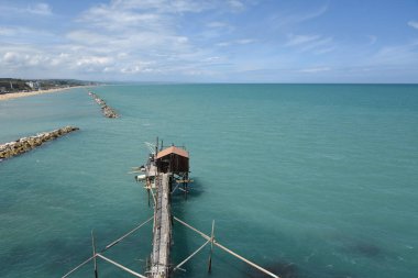 Denizdeki iskele manzarası.