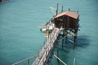 Denizdeki iskele manzarası.