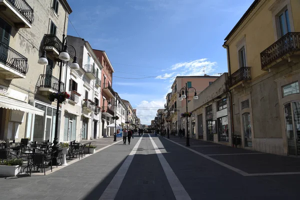 Sabaha sokakları ve sokakları olan Termoli şehri