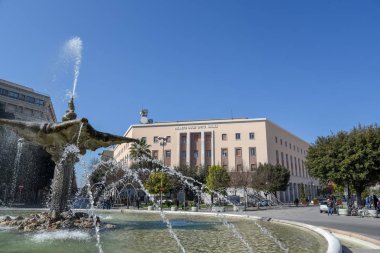 İlkbaharda Sabah olduğunda Foggia 'nın ortasında bir çeşme