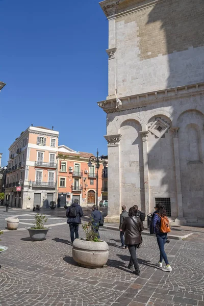 İnsanlar sabah şehirde yürüyorlar.
