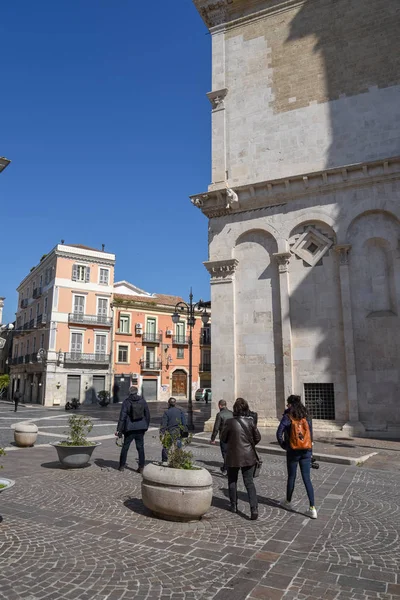 İnsanlar sabah şehirde yürüyorlar.