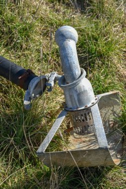 Sahada bitkileri sulamak için kullanılan metal fıskiye.