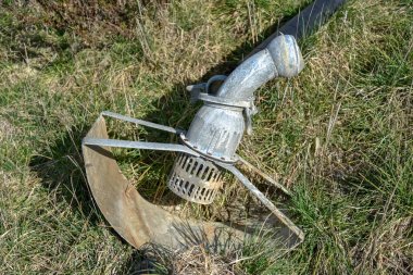Sahada bitkileri sulamak için kullanılan metal fıskiye.