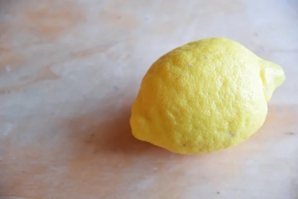 Citrons Frais Sur Table — Photo