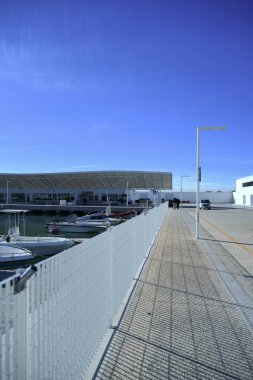 Tekneler ve Güzel Deniz Manzarası ile Sabah turistik Liman