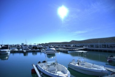 Tekneler ve Güzel Deniz Manzarası ile Sabah turistik Liman