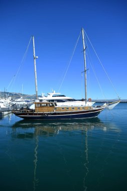 Tekneler ve Güzel Deniz Manzarası ile Sabah turistik Liman
