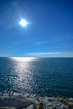 Sabah alada şehir üzerinde deniz manzarası