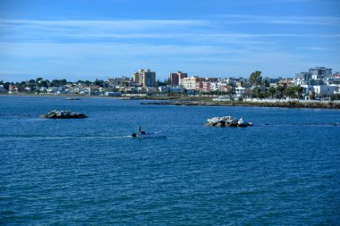 Sabah alada şehir üzerinde deniz manzarası
