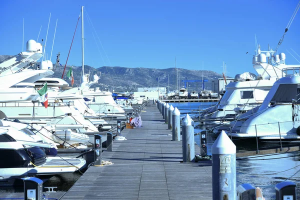 Puerto Turístico Por Mañana Con Barcos Hermosos Paisajes Marinos — Foto de Stock