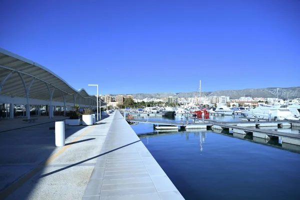 Puerto Turístico Por Mañana Con Barcos Hermosos Paisajes Marinos —  Fotos de Stock