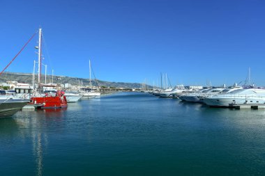 Tekneler ve Güzel Deniz Manzarası ile Sabah turistik Liman