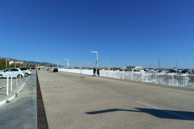 Tekneler ve Güzel Deniz Manzarası ile Sabah turistik Liman