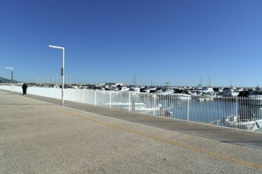 Tekneler ve Güzel Deniz Manzarası ile Sabah turistik Liman