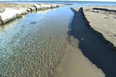 Nehir ve deniz manzarası ile sabah Siponto plaj