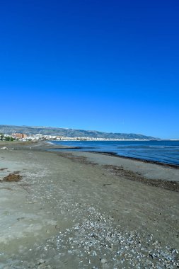 Nehir ve deniz manzarası ile sabah Siponto plaj