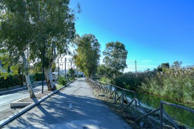 Sabaha kadar Siponto dere ve yol küçük bir parçası