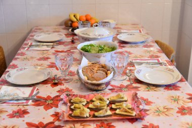 Akşam yemeğinde tabaklarda mezeler