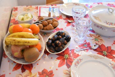 Akşam yemeğinde tabaklarda mezeler