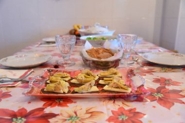 Akşam yemeğinde tabaklarda mezeler