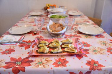 Akşam yemeğinde tabaklarda mezeler