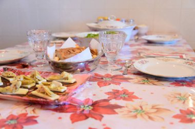 Akşam yemeğinde tabaklarda mezeler