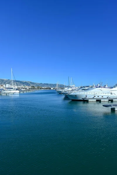 Puerto Turístico Por Mañana Con Barcos Hermosos Paisajes Marinos — Foto de Stock