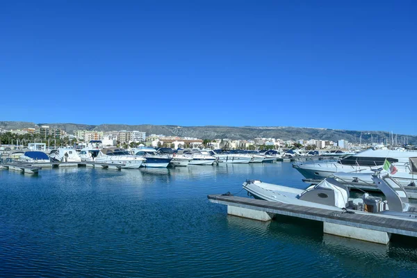 Tekneler ve Güzel Deniz Manzarası ile Sabah turistik Liman