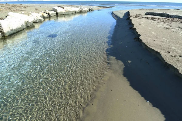 Nehir ve deniz manzarası ile sabah Siponto plaj