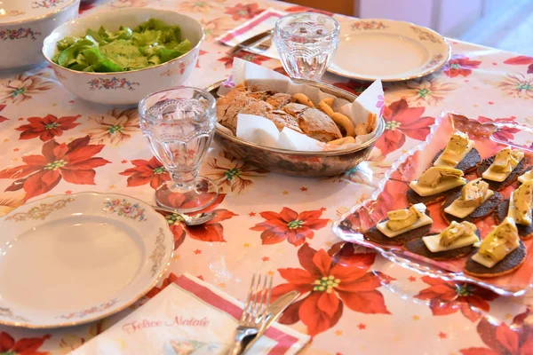 Häppchen Auf Den Tellern Beim Abendessen — Stockfoto