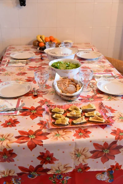 Akşam yemeğinde tabaklarda mezeler