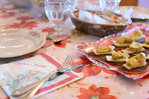 Häppchen Auf Den Tellern Beim Abendessen — Stockfoto