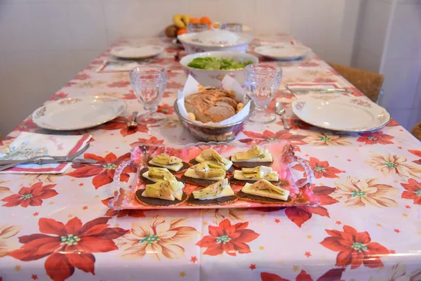 Akşam yemeğinde tabaklarda mezeler