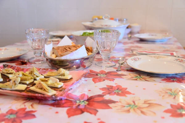 Akşam yemeğinde tabaklarda mezeler