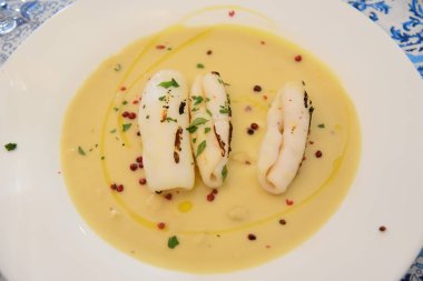 Biber ile tabakta pişmiş mürekkep balığı