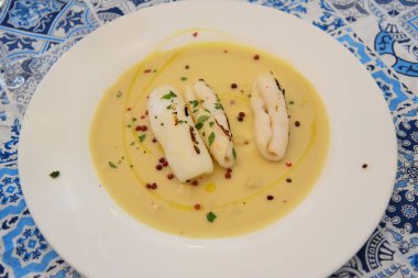 Biber ile tabakta pişmiş mürekkep balığı