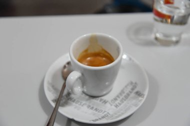 Kahve fincanı masanın üstünde.