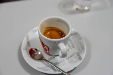 Kahve fincanı masanın üstünde.