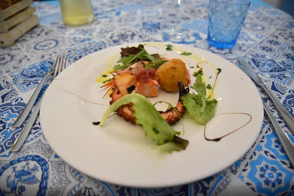Restoranda tabakta deniz ürünleri
