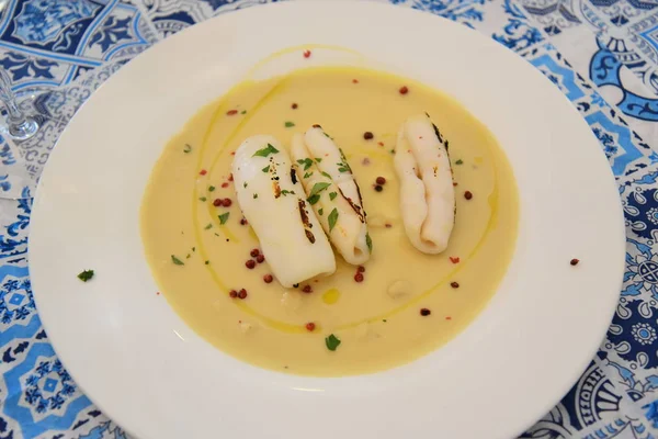 Biber ile tabakta pişmiş mürekkep balığı