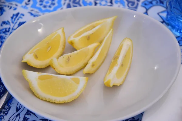 盘子里的柠檬 — 图库照片