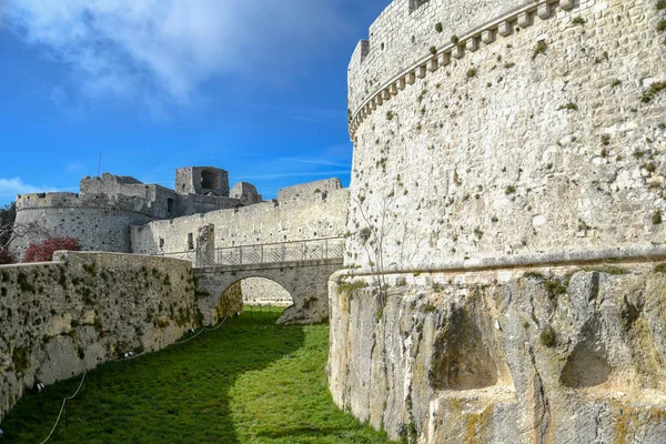 Sabaha Kadar Monte Sant'Angelo Antik Kalesi