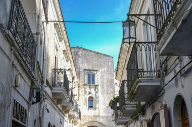 Monte Sant'Angelo Binalar ve Evler Sabah