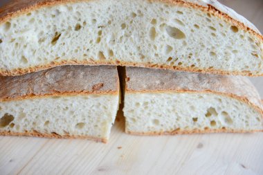 Tahta masada taze ekmek.