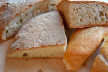 Tahta masada taze ekmek.