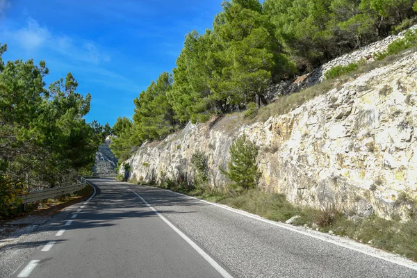 Yolda seyahat dağlar ait ve doğa